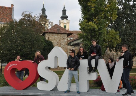 Az arab éjszaka és a Caligula című színdarabokat népszerűsítették a fehérvári szelfipontnál